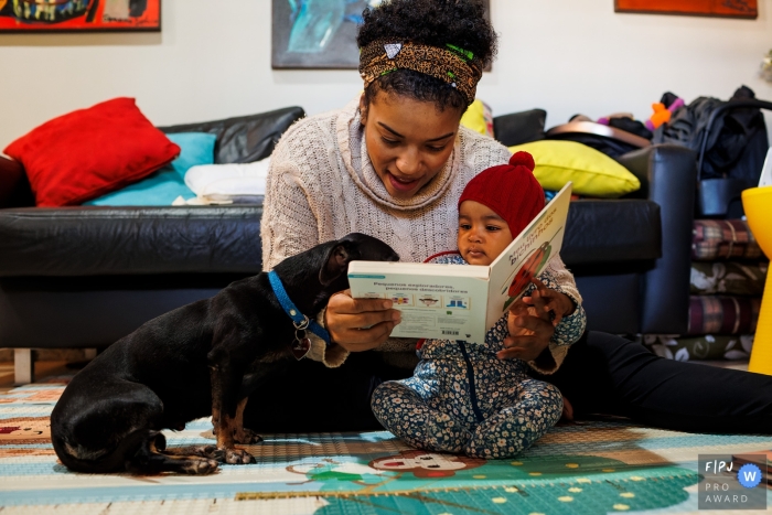 dog attentively participating in the reading of the book with the baby A Minas Gerais dog attentively participating in the reading of the book with the baby