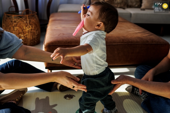 Belo Horizonte image shows the care of parents with the baby's first steps in Minas Gerais