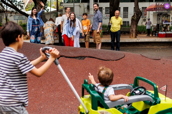 The family's joy when seeing the youngest passing by in the stroller with his cousin in Belo Horizonte, Minas Gerais