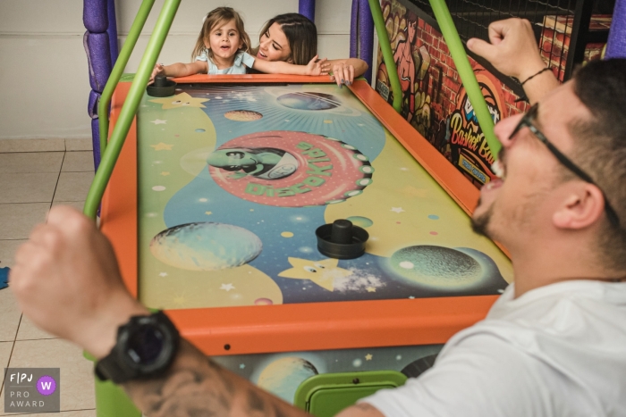 Campo Grande-meisje speelt airhockey met oom die een doelpunt scoorde in Mato Grosso do Sul