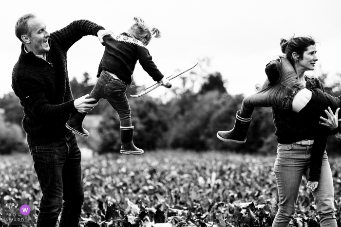 Een Waalse familie die een wandeling maakt op het platteland van België