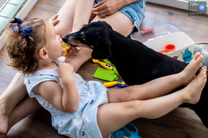 Een kind uit Paraíba Brazilië deelt een appel met de hond