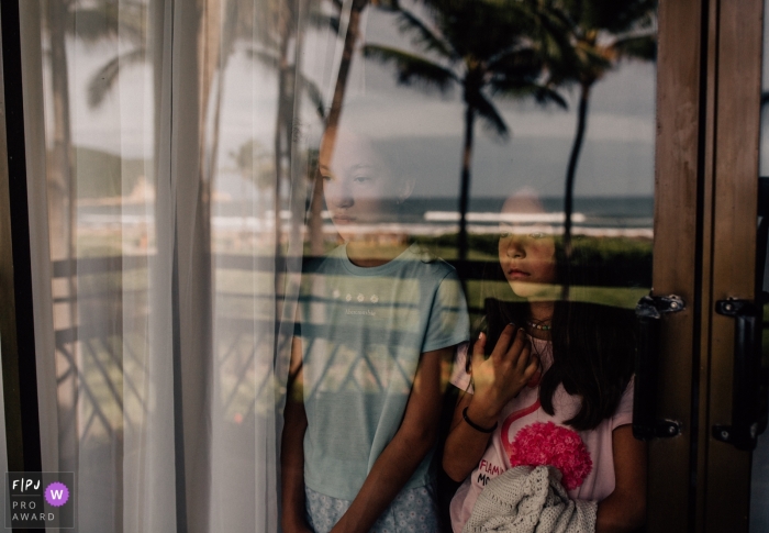 Kinderen uit Mexico-Stad kijken uit het raam en reflecteren de strandgolven en palmbomen