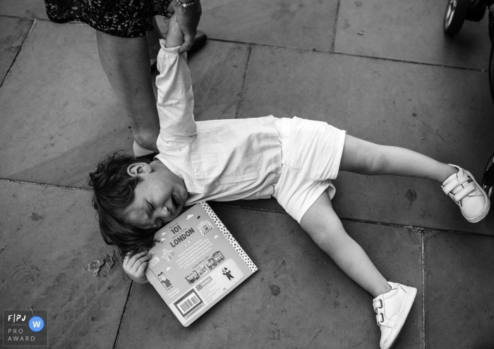 Image BW d'un enfant de Mexico ayant une expérience d'enfance sur le sol