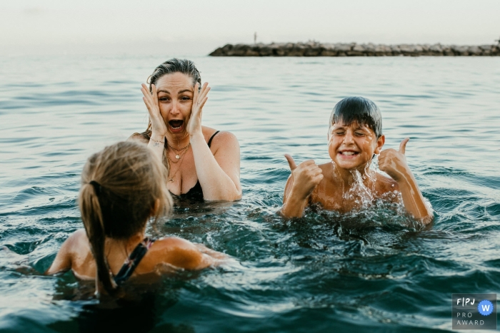 Die Familie Herault lächelt, als sie aus dem Wasser kommt und zusammen in Montpellier spielt