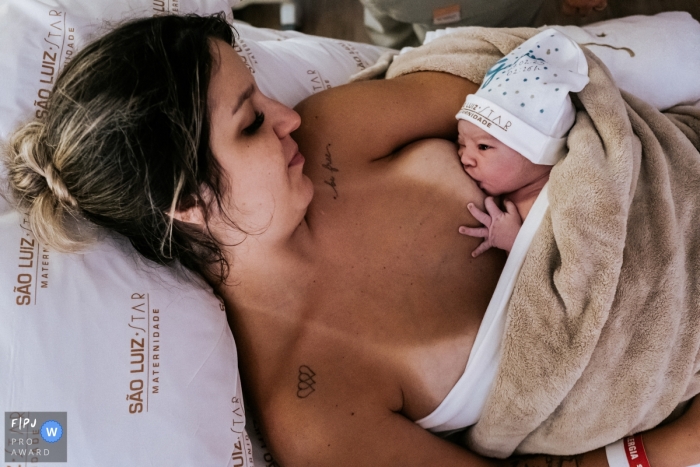 Une séance photo de naissance capturant l'amour et l'affection des tout premiers instants de la vie à la Maternidade São Luis Star