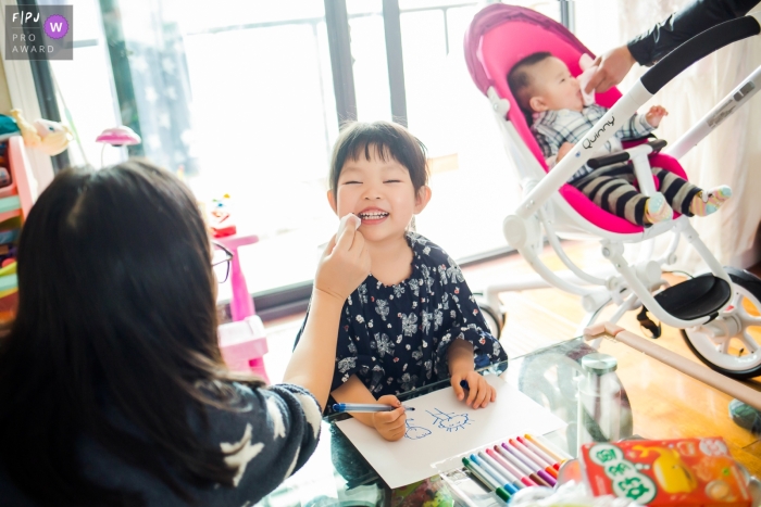 The warm moments of parents individually caring for their two babies are cherished by this family In Hangzhou City, this family cherishes the warm moments of parents individually caring for their two babies