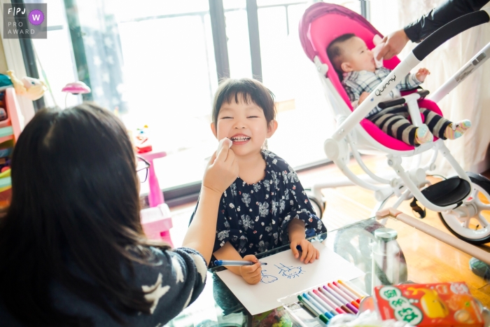 In der Stadt Hangzhou schätzt diese Familie die warmen Momente, in denen Eltern sich einzeln um ihre beiden Babys kümmern