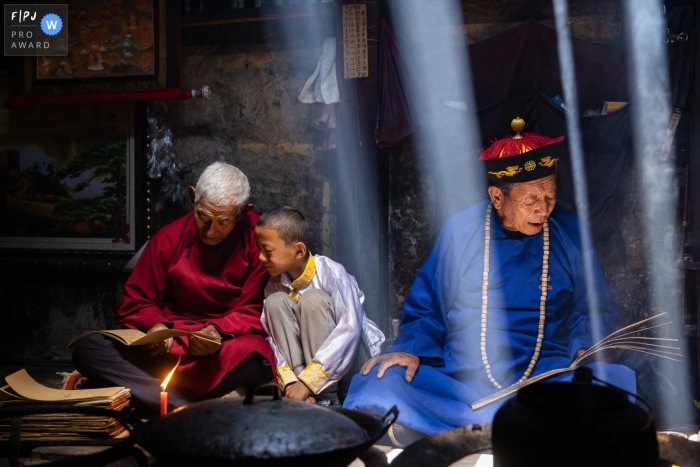 The entire family is deeply immersed in reading and studying holy texts together In Hangzhou City, a family is engrossed in reading and studying sacred scriptures together