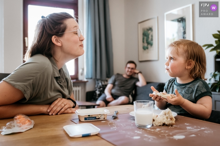 Een jong gezin dineert thuis in Bonn